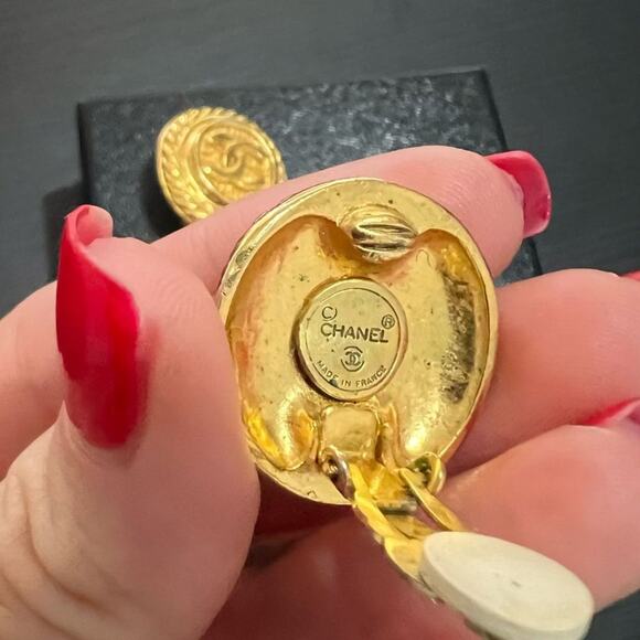100% Authentic Chanel Logo Earrings Gold Brass Clip On - With Box - Picture 5 of 12